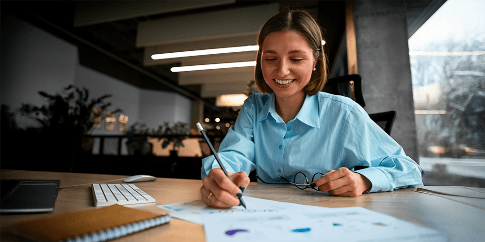 una chica que se encuentra aprendiendo de educación financiera